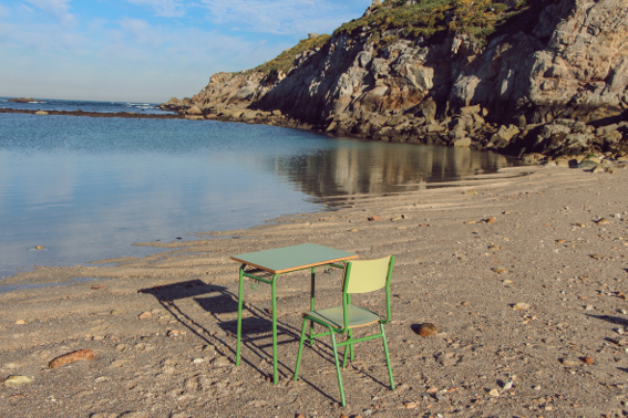 Pupitre vacio aprendiendo el mar