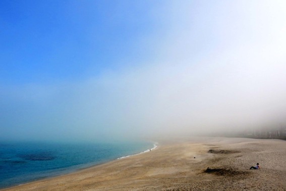 Vita un día de sol y niebla horas en la playa contemplando